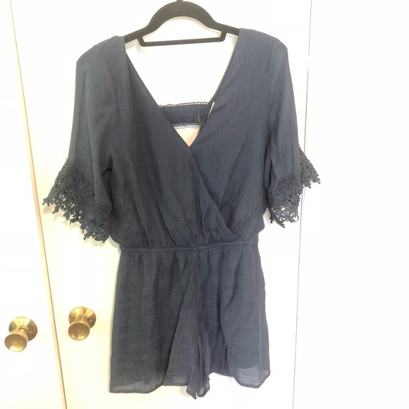 Dark blue top. Onetheland - Picture 2 of 2
